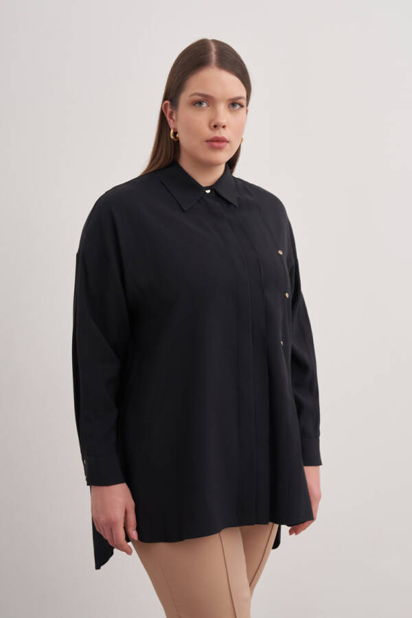 Siyah Pileli Metal Logolu Bluz - Aker (1)