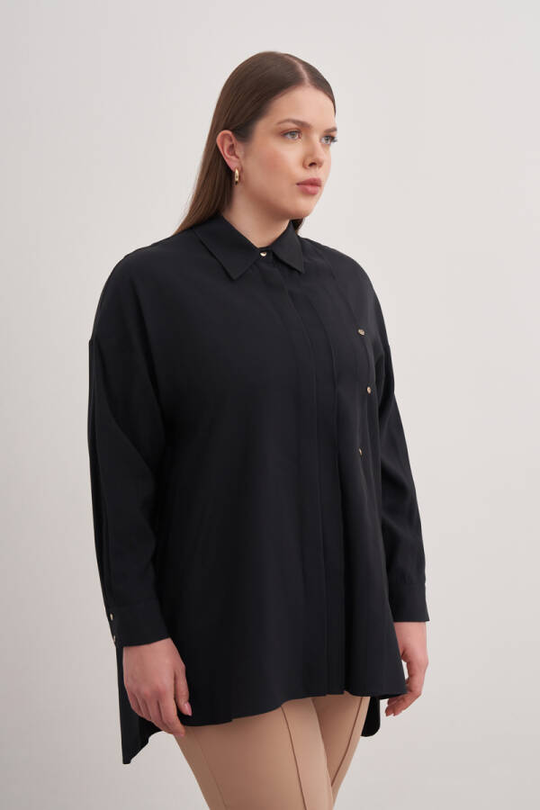 Siyah Pileli Metal Logolu Bluz - 4