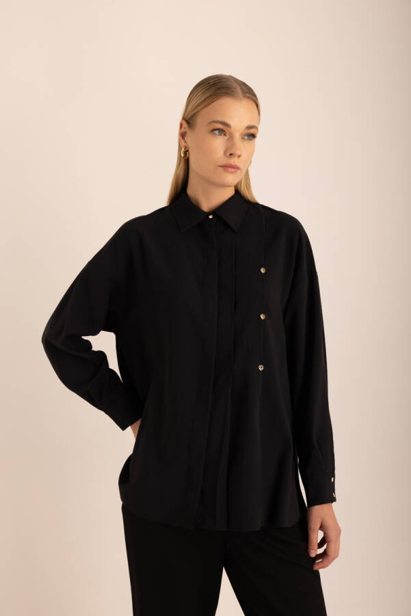 Siyah Pileli Metal Logolu Bluz - Aker (1)