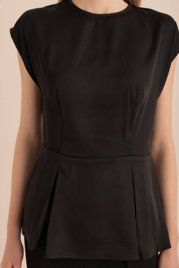 Siyah Pili Detaylı Kolsuz Bluz - 3