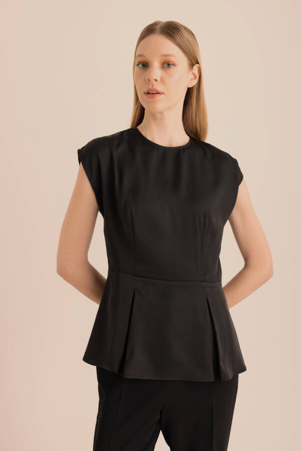 Siyah Pili Detaylı Kolsuz Bluz - Aker (1)