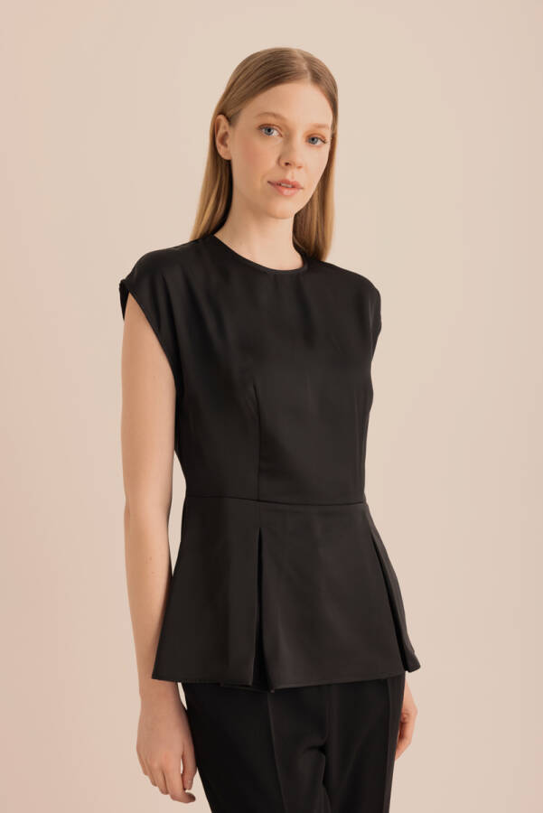 Siyah Pili Detaylı Kolsuz Bluz - Aker
