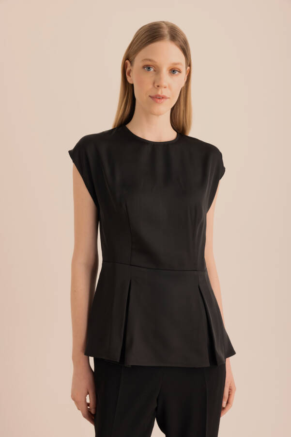 Siyah Pili Detaylı Kolsuz Bluz - 4