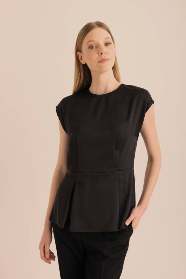 Siyah Pili Detaylı Kolsuz Bluz - 5