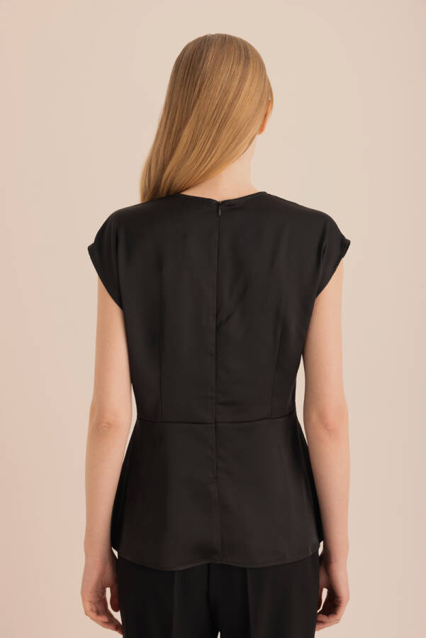 Siyah Pili Detaylı Kolsuz Bluz - 7