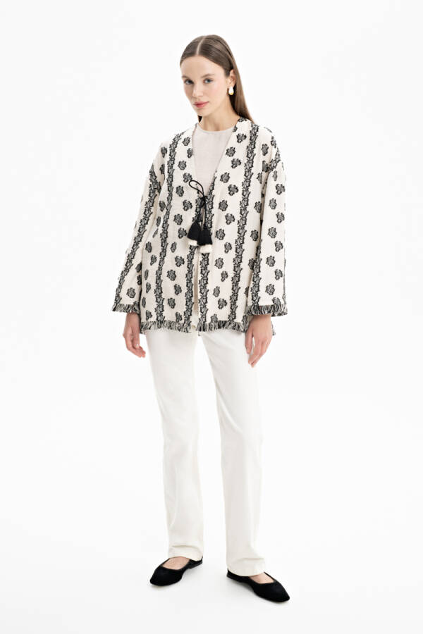 Siyah Püskül Detaylı Kendinden Dokulu Hırka - Aker