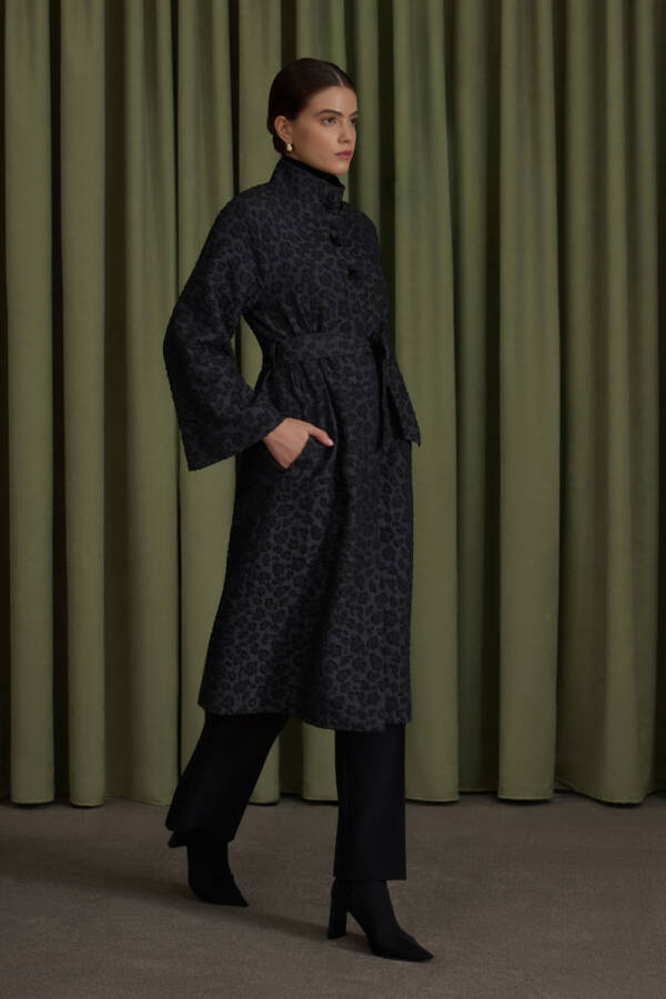 Siyah Dokulu Özel Kumaş Trençkot - Aker