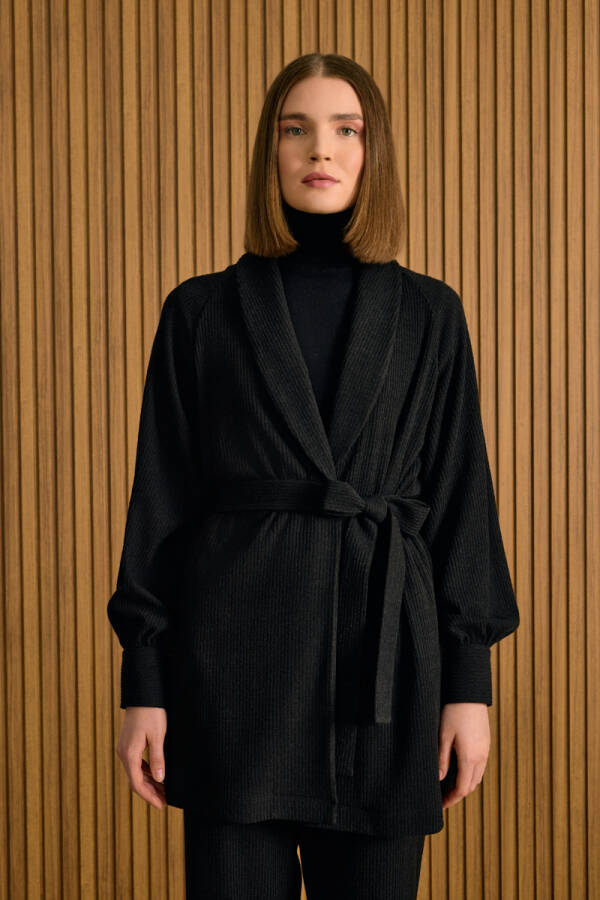 Siyah Şal Yaka Seyyar Kuşaklı Örme Hırka - 4