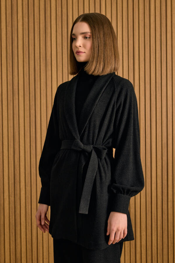 Siyah Şal Yaka Seyyar Kuşaklı Örme Hırka - 5