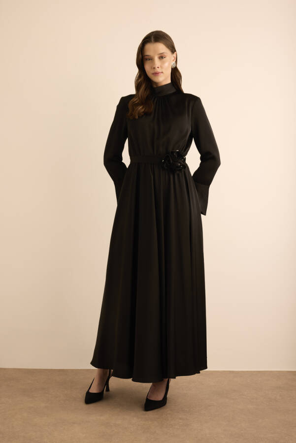 Siyah Seyyar Çiçek Detaylı Parlak Dokuma Elbise - 6