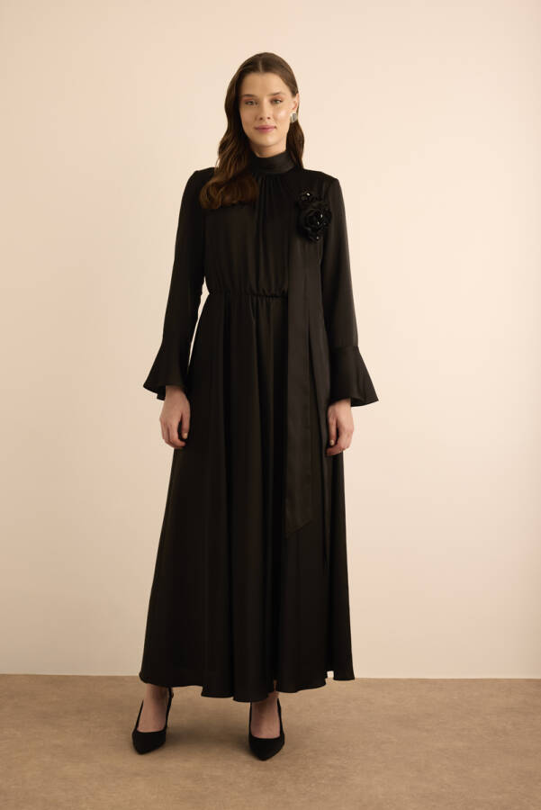 Siyah Seyyar Çiçek Detaylı Parlak Dokuma Elbise - Aker