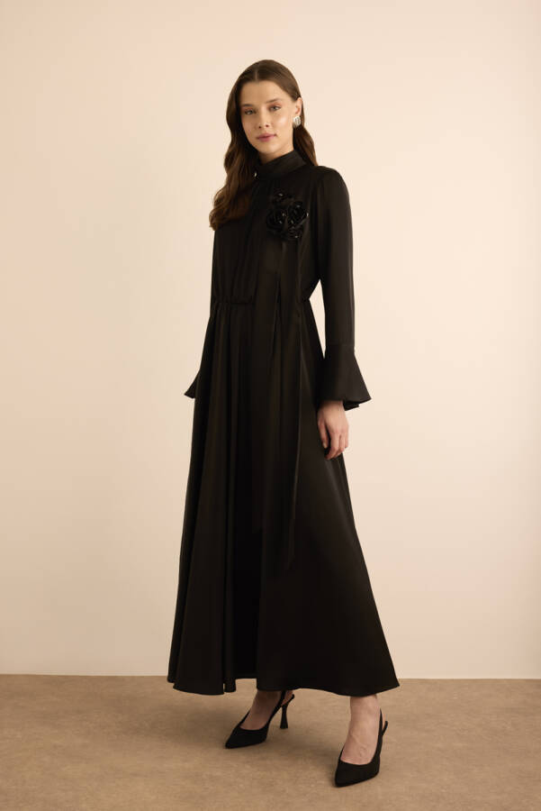 Siyah Seyyar Çiçek Detaylı Parlak Dokuma Elbise - 4