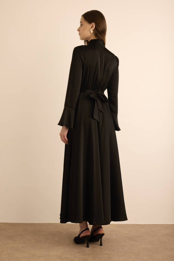 Siyah Seyyar Çiçek Detaylı Parlak Dokuma Elbise - 7