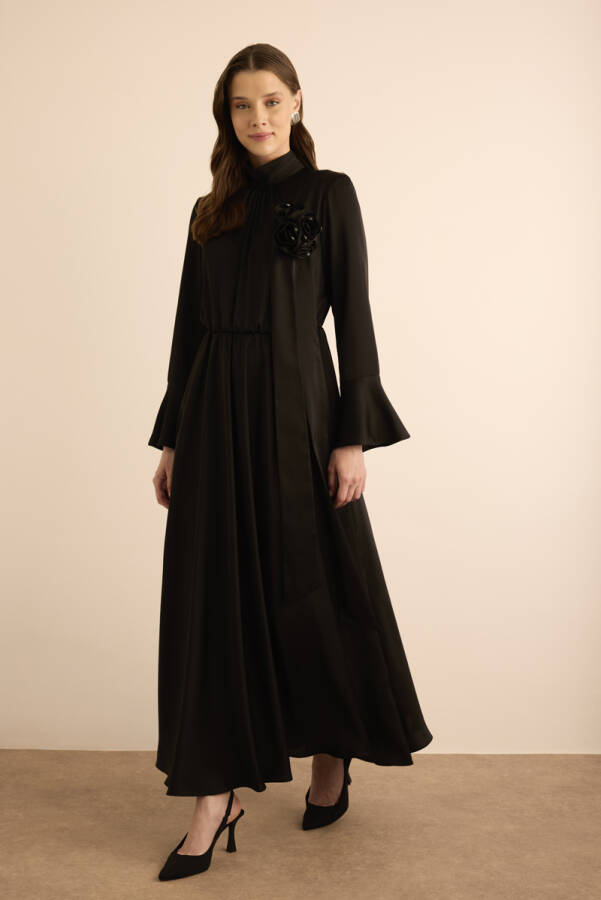 Siyah Seyyar Çiçek Detaylı Parlak Dokuma Elbise - 3