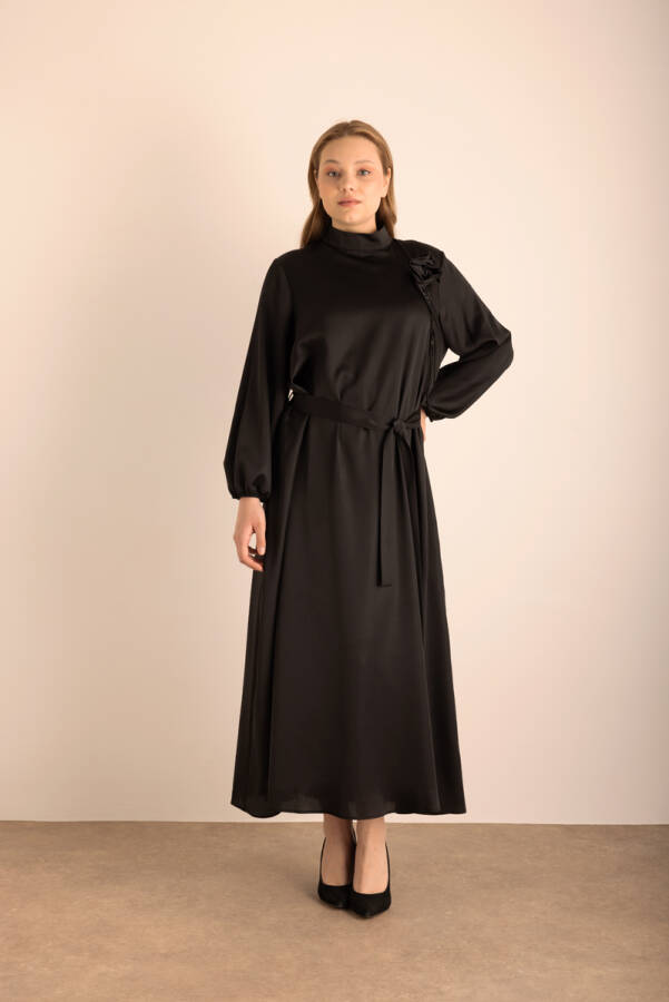 Siyah Seyyar Çiçek Detaylı Varak Dokuma Elbise - 3