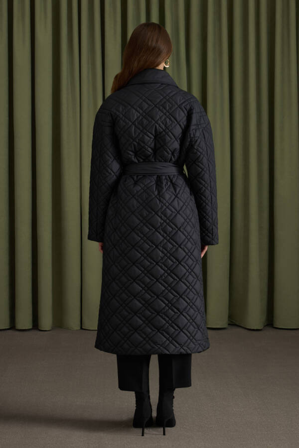 Siyah Seyyar Kuşaklı Kapitone Mont - 5