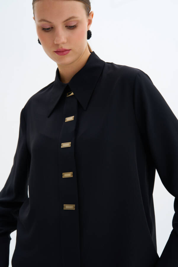 Siyah Sivri Yaka Düğme Detaylı Bluz - 2