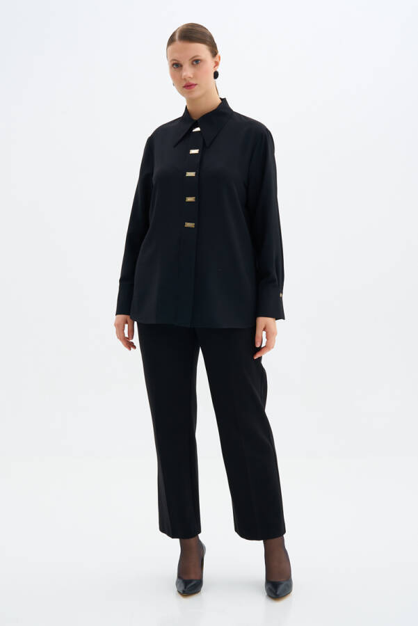 Siyah Sivri Yaka Düğme Detaylı Bluz - 4