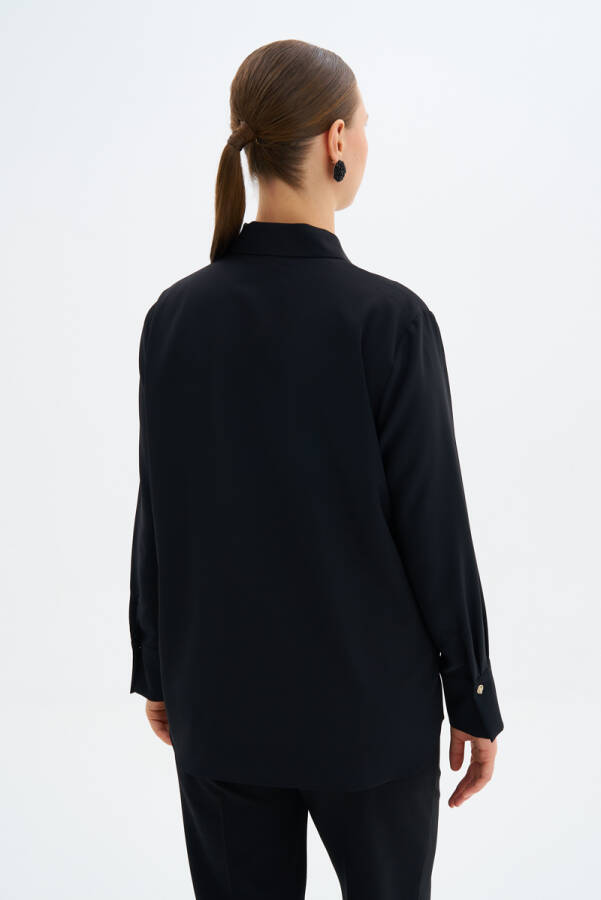 Siyah Sivri Yaka Düğme Detaylı Bluz - 5