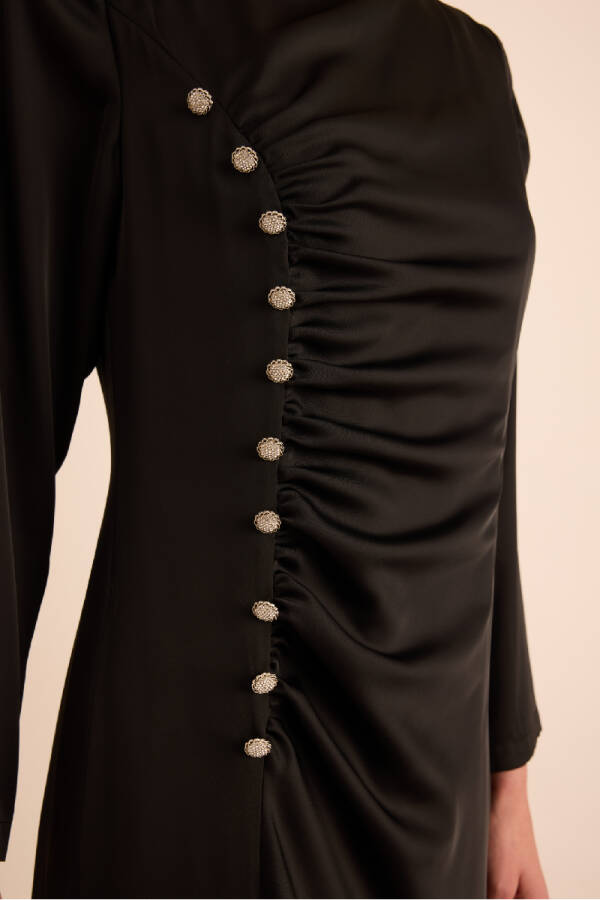 Siyah Taşlı Düğme Detaylı Parlak Dokuma Elbise - 4