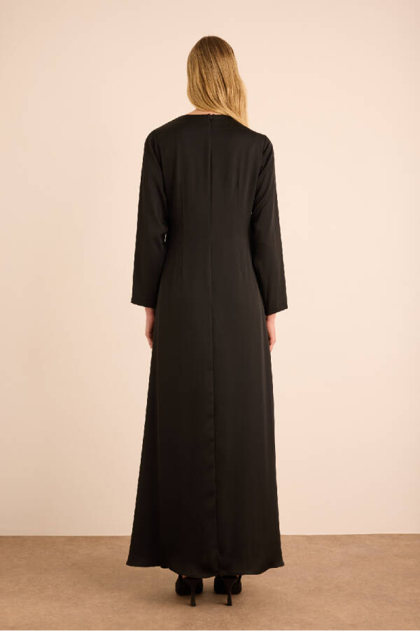 Siyah Taşlı Düğme Detaylı Parlak Dokuma Elbise - 6