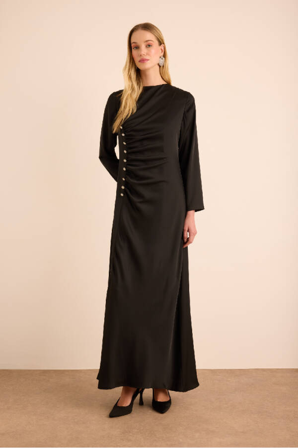 Siyah Taşlı Düğme Detaylı Parlak Dokuma Elbise - Aker