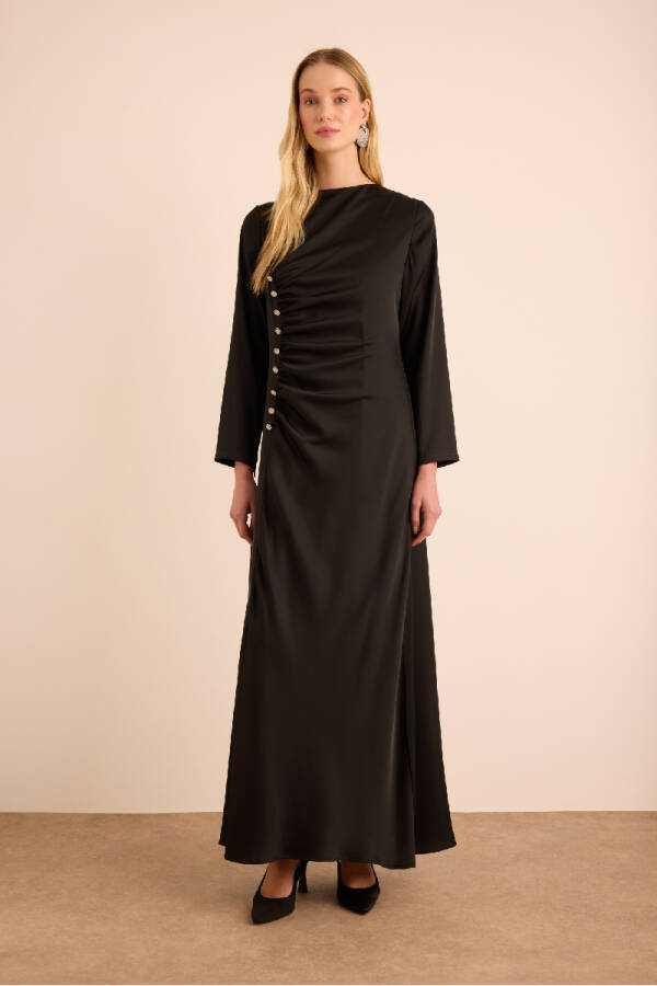 Siyah Taşlı Düğme Detaylı Parlak Dokuma Elbise - Aker (1)