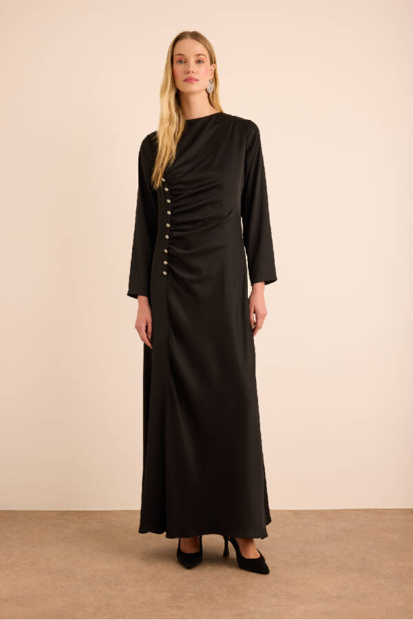 Siyah Taşlı Düğme Detaylı Parlak Dokuma Elbise - 5