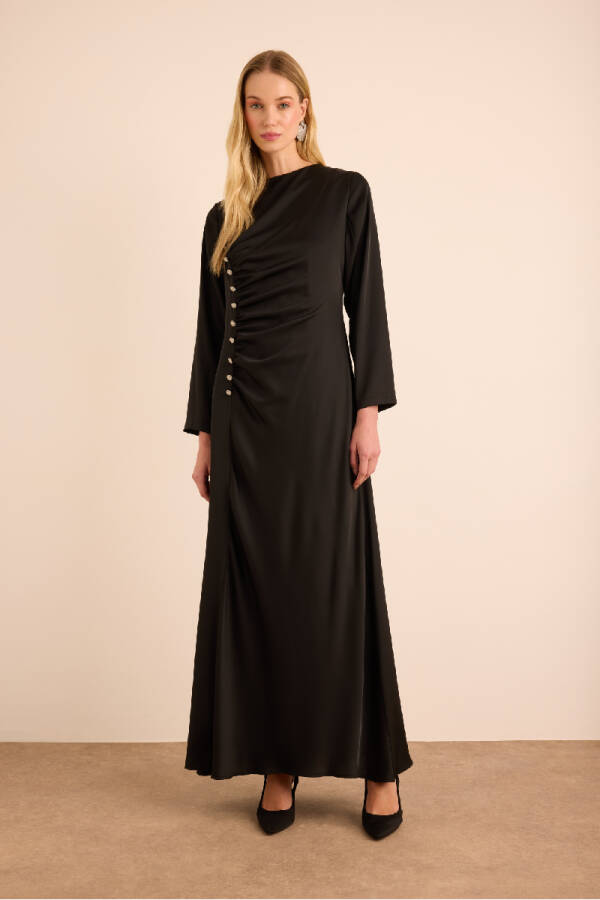 Siyah Taşlı Düğme Detaylı Parlak Dokuma Elbise - 3