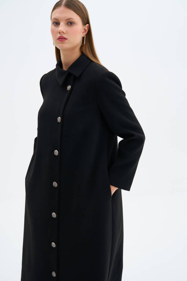Siyah Yaka Detaylı Manto - 4