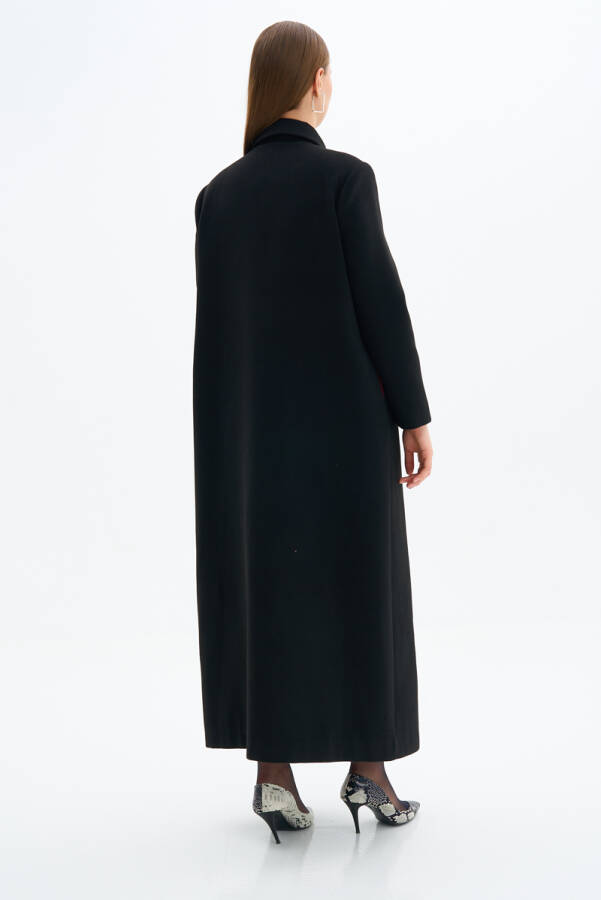 Siyah Yaka Detaylı Manto - 5