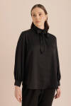 Siyah Yakası Bağlama Detaylı Klasik Bluz - 1