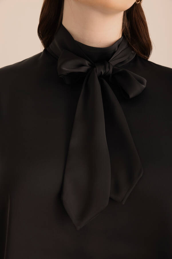 Siyah Yakası Bağlama Detaylı Klasik Bluz - 3