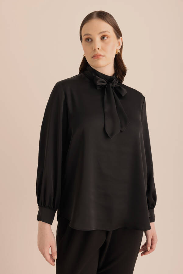 Siyah Yakası Bağlama Detaylı Klasik Bluz - 1