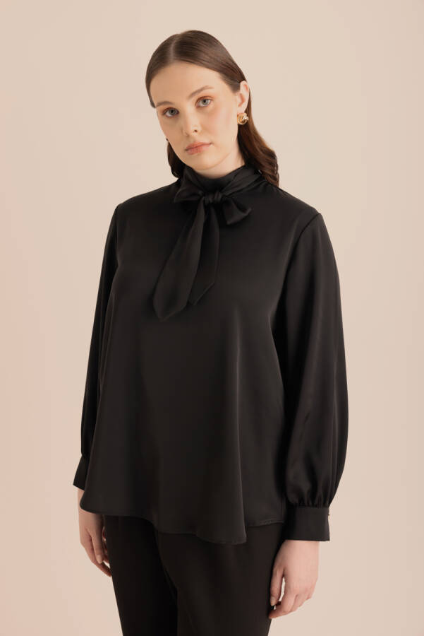 Siyah Yakası Bağlama Detaylı Klasik Bluz - 4