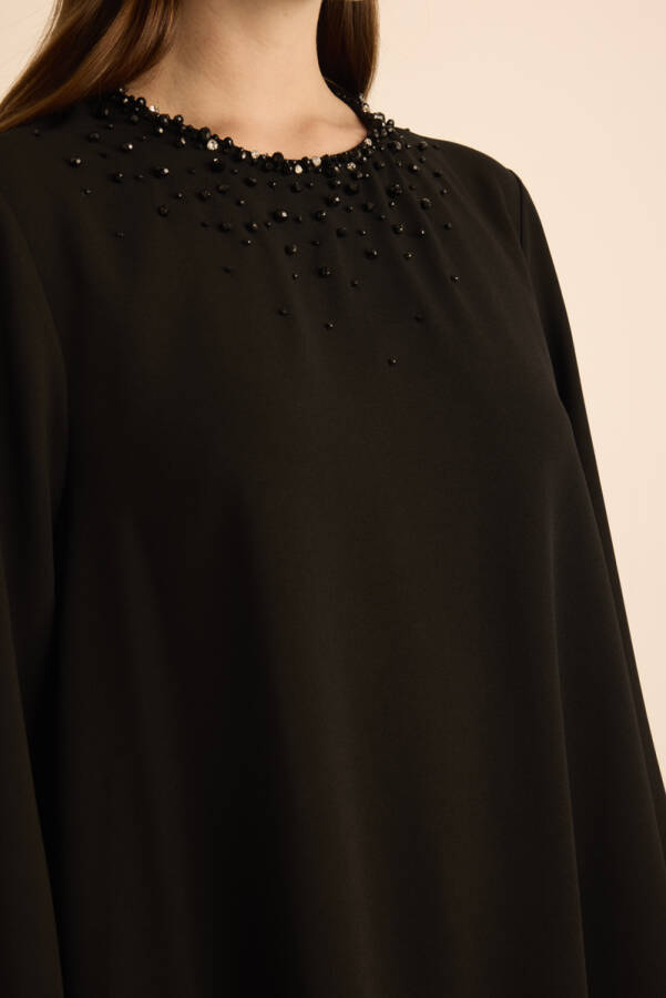 Siyah Yakası Boncuk İşlemeli Asimetrik Tunik - 4