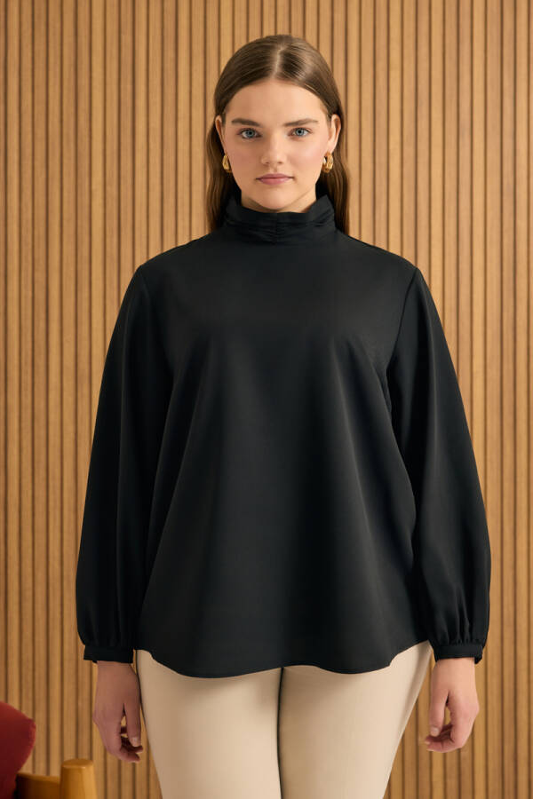 Siyah Yakası Büzgü Detaylı Bluz - 3