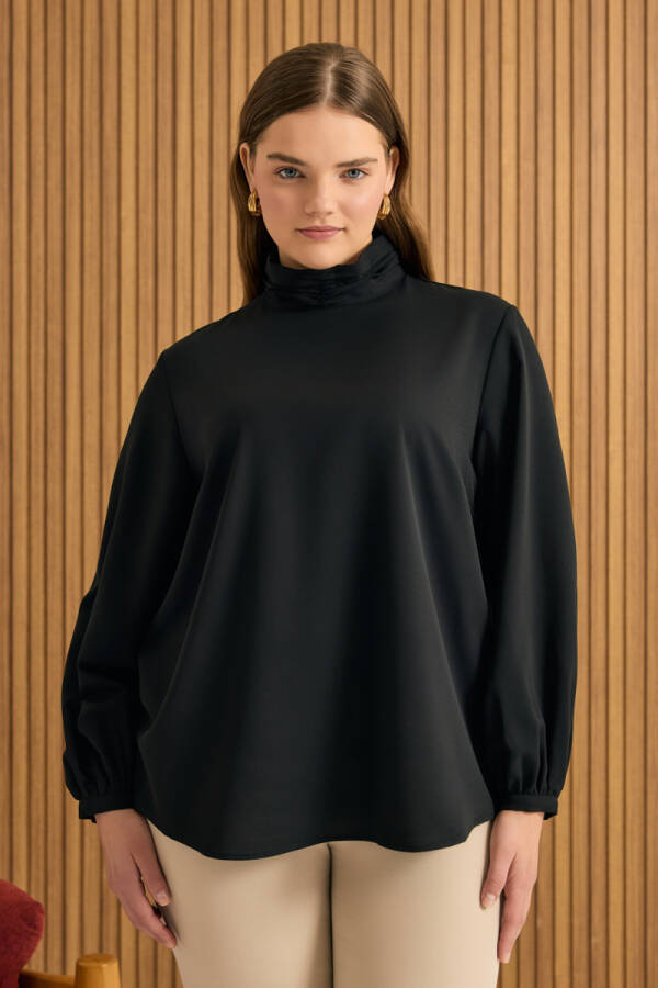 Siyah Yakası Büzgü Detaylı Bluz - Aker (1)