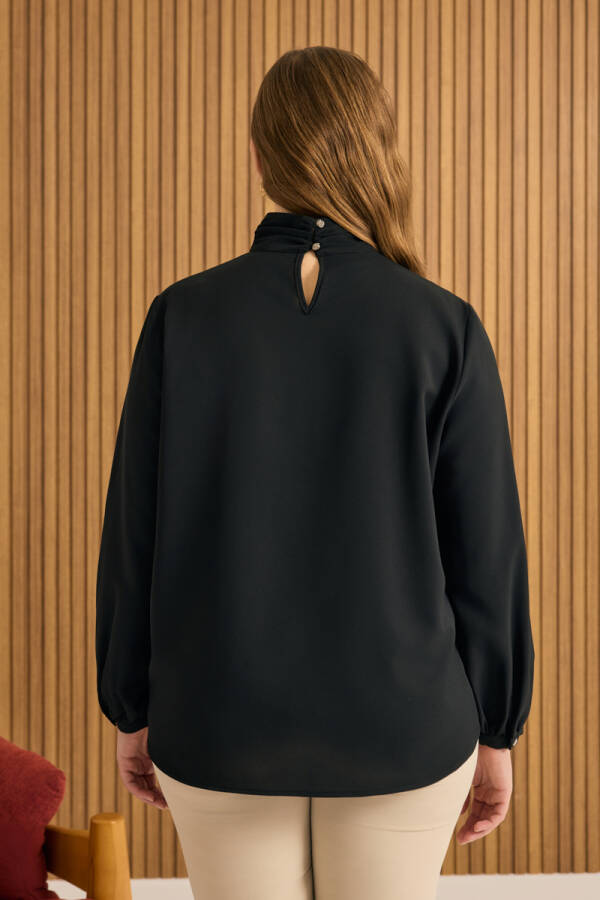Siyah Yakası Büzgü Detaylı Bluz - 4
