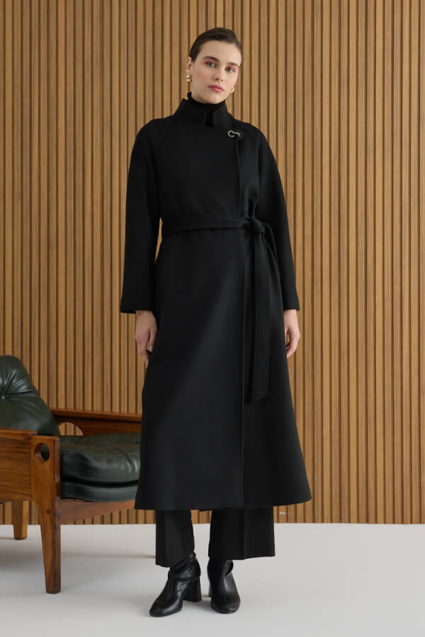 Siyah Yakası Deri ve Metal Kapama Aksesuarlı Manto - Aker (1)