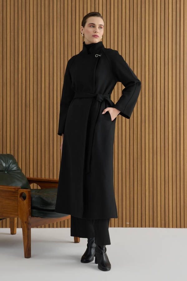 Siyah Yakası Deri ve Metal Kapama Aksesuarlı Manto - Aker