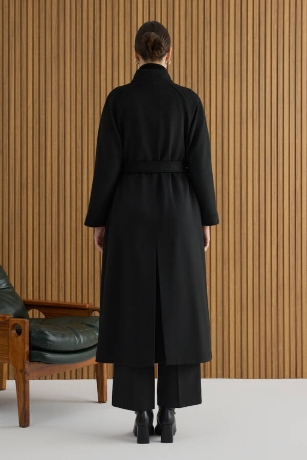 Siyah Yakası Deri ve Metal Kapama Aksesuarlı Manto - 6