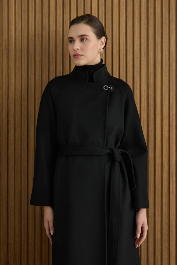 Siyah Yakası Deri ve Metal Kapama Aksesuarlı Manto - 3