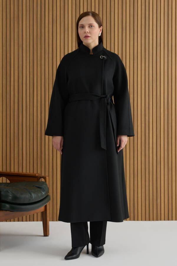 Siyah Yakası Deri ve Metal Kapama Aksesuarlı Manto - Aker (1)