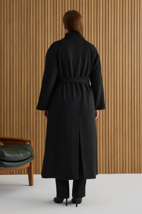 Siyah Yakası Deri ve Metal Kapama Aksesuarlı Manto - 5