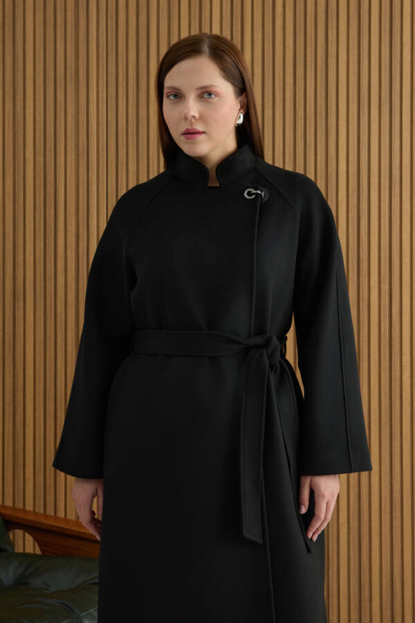 Siyah Yakası Deri ve Metal Kapama Aksesuarlı Manto - 3