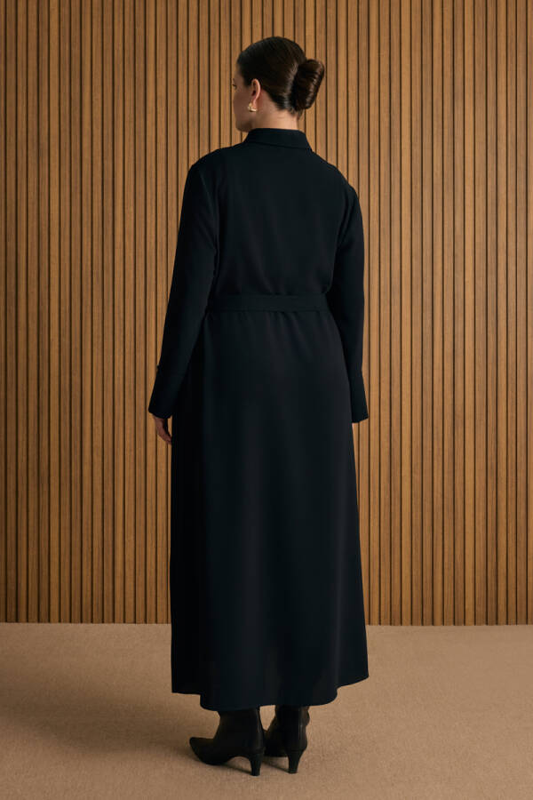 Siyah Yakası Düğmeli Elbise - 6