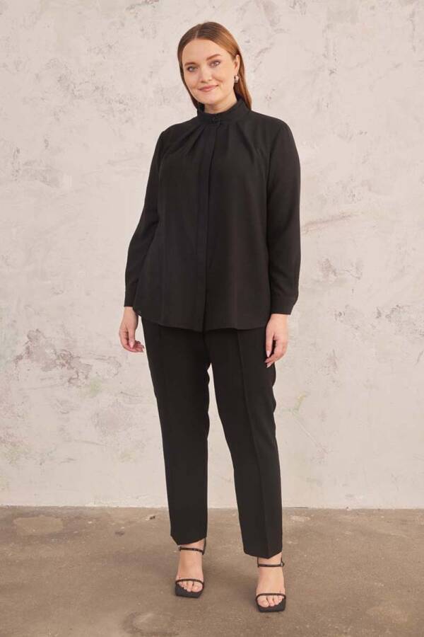 Siyah Yakası İşlemeli Bluz - 7