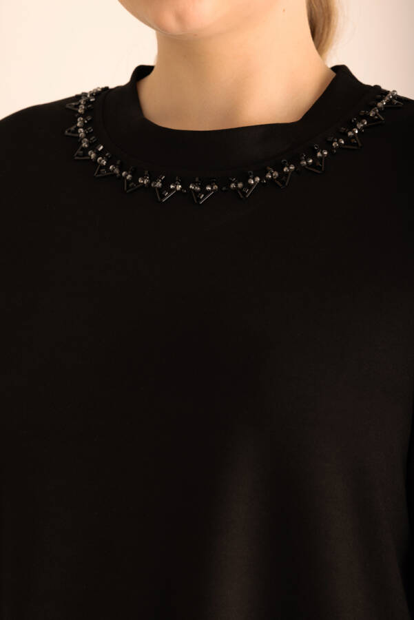 Siyah Yakası İşlemeli Örme Kısa Kollu Bluz - 3