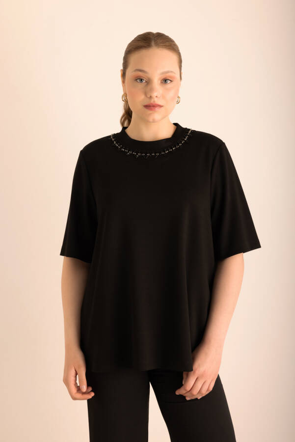 Siyah Yakası İşlemeli Örme Kısa Kollu Bluz - 2